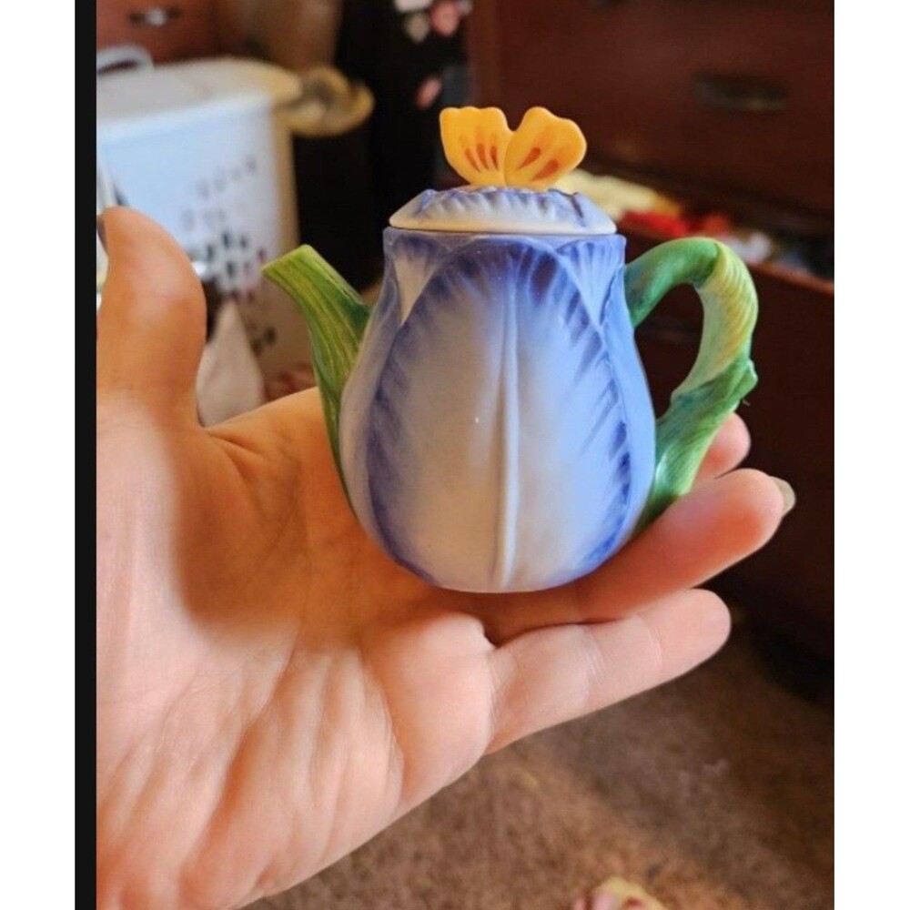 "Avon" Tulip Teapot from Avon's Seasons Treasures miniature teapot collection